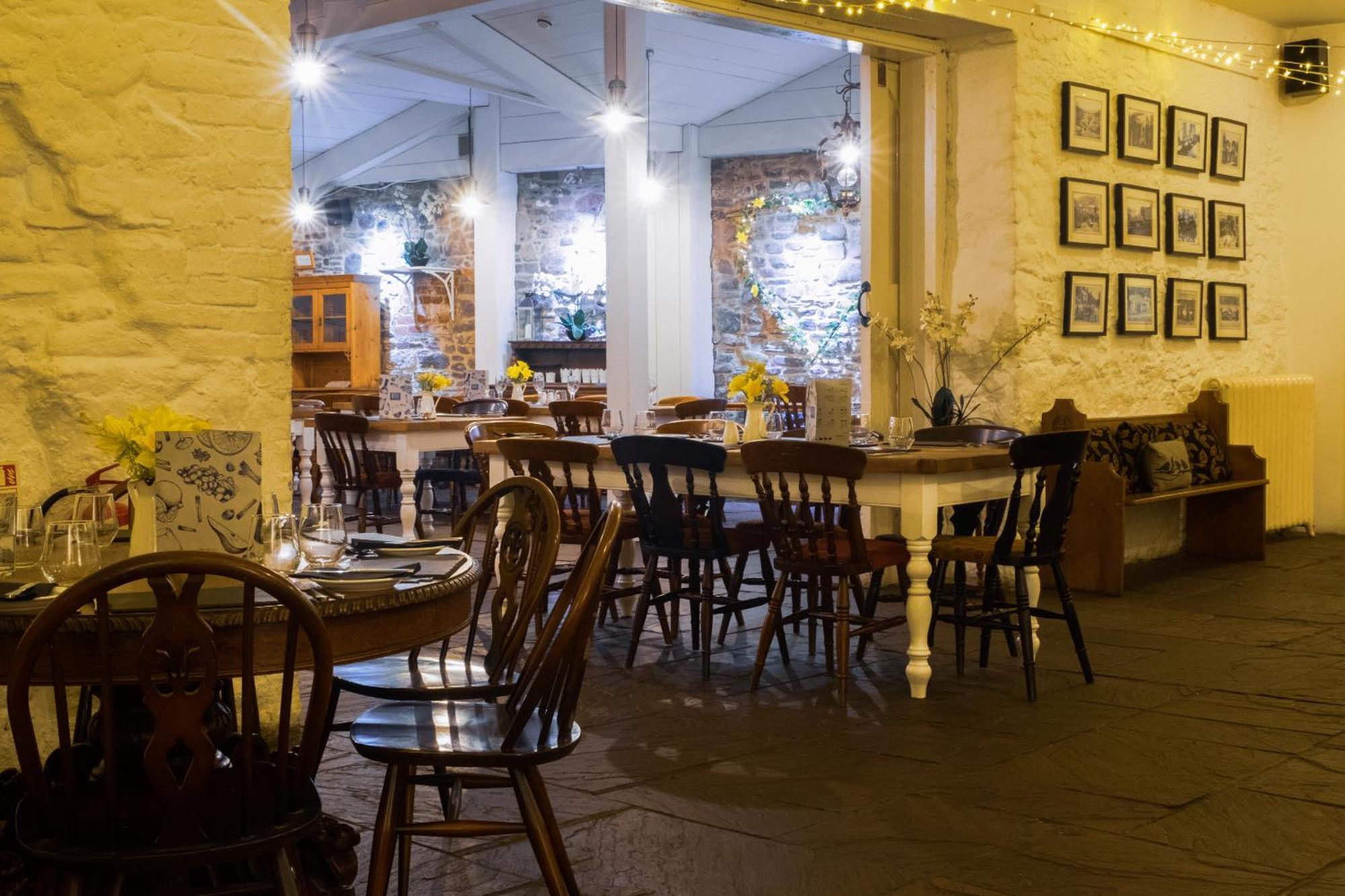 Kings Arms Hotel Абергейвенні Екстер'єр фото