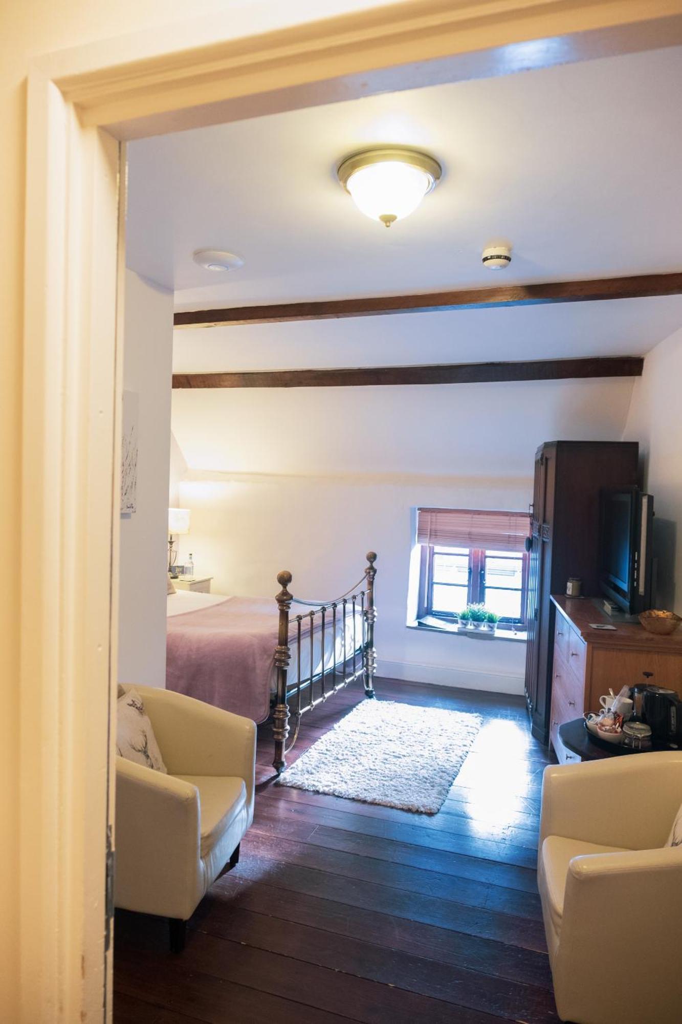 Kings Arms Hotel Абергейвенні Номер фото